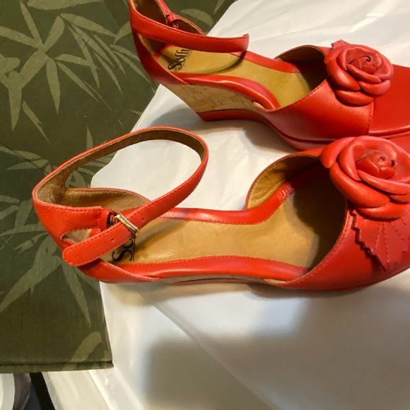 Sofft Red Peony Flower Leather Platform Wedge Sandals - Size 9 - Picture 8 of 11